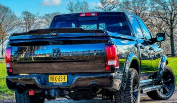 DODGE RAM 1500 5.7L HEMI V8 4X4 * SPORT * WIDE BODY * BLACK-OPPS * BOM VOL * 20 INCH LICHTMETALEN SPORTVELGEN * OFF ROAD BANDEN * CUSTOM CARBON F1 PERFORMANCE STUUR * CARVEN UITLAATSYSTEEM * SUPER DIK GELUID * PERFORMANCE REMMEN * vol