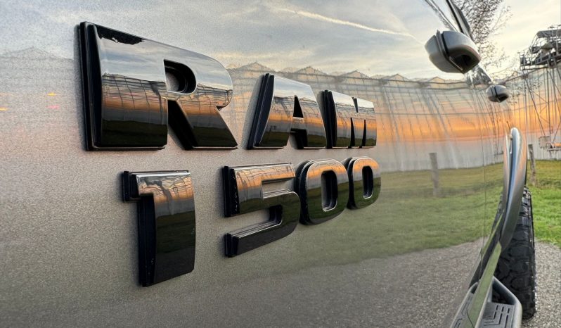 DODGE RAM 1500 5.7L V8 HEMI 4X4 401PK * SPORT * WIDE BODY * VERHOOGD * VERBREED * MORIMOTO KOPLAMPEN * CUSTOM UITLAATSYSTEEM * PPF SMOKE VERLICHTING * ROLBAR * LAGE BIJTELLING * LEDBAR * 22 INCH LICHTMETALEN SPORTVELGEN * ROLBAR * OFF ROAD BANDEN * vol