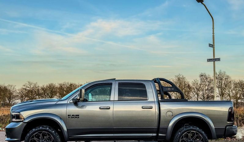 DODGE RAM 1500 5.7L V8 HEMI 4X4 401PK * SPORT * WIDE BODY * VERHOOGD * VERBREED * MORIMOTO KOPLAMPEN * CUSTOM UITLAATSYSTEEM * PPF SMOKE VERLICHTING * ROLBAR * LAGE BIJTELLING * LEDBAR * 22 INCH LICHTMETALEN SPORTVELGEN * ROLBAR * OFF ROAD BANDEN * vol
