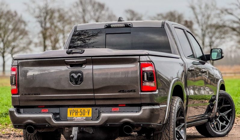 DODGE RAM 1500 5.7L HEMI 4X4 401PK V8 * LIMITED EDITION * PRACHTIGE KLEUR COMBINATIE * FULL OPTION * SPLIT TAILGATE * 122 LITER PRINS LPG * 22 INCH 4 – PLAY * BLACK-OPPS UITVOERING * DIGITALE CAMERA SPIEGEL * HEAD – UP DISPLAY * SUPER DIKKE PICK-UP * vol