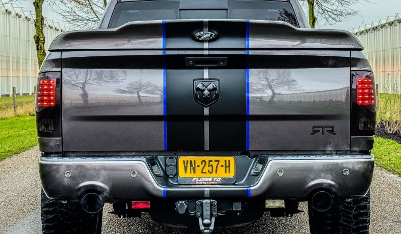 DODGE RAM 1500 5.7L HEMI 4X4 401PK V8 SPORT * FULL OPTION * PERFORMANCE HOOD * CUSTOM STRIPING * OPEN UITLAATSYSTEEM MET AFSTANDSB * AFSTAND START * 122 LITER LPG * CAMELEON VOORRAAM * TREKHAAK 3500 KG * LAGE BIJTELLING * vol