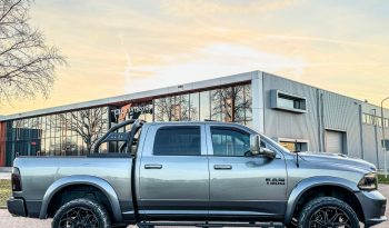 DODGE RAM 1500 5.7L V8 HEMI 4X4 401PK * SPORT * WIDE BODY * VERHOOGD * VERBREED * MORIMOTO KOPLAMPEN * CUSTOM UITLAATSYSTEEM * PPF SMOKE VERLICHTING * ROLBAR * LAGE BIJTELLING * LEDBAR * 22 INCH LICHTMETALEN SPORTVELGEN * ROLBAR * OFF ROAD BANDEN * vol