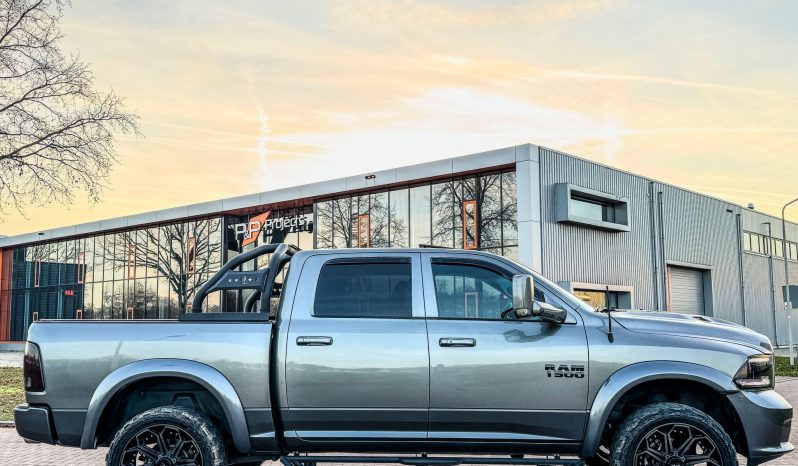 DODGE RAM 1500 5.7L V8 HEMI 4X4 401PK * SPORT * WIDE BODY * VERHOOGD * VERBREED * MORIMOTO KOPLAMPEN * CUSTOM UITLAATSYSTEEM * PPF SMOKE VERLICHTING * ROLBAR * LAGE BIJTELLING * LEDBAR * 22 INCH LICHTMETALEN SPORTVELGEN * ROLBAR * OFF ROAD BANDEN * vol