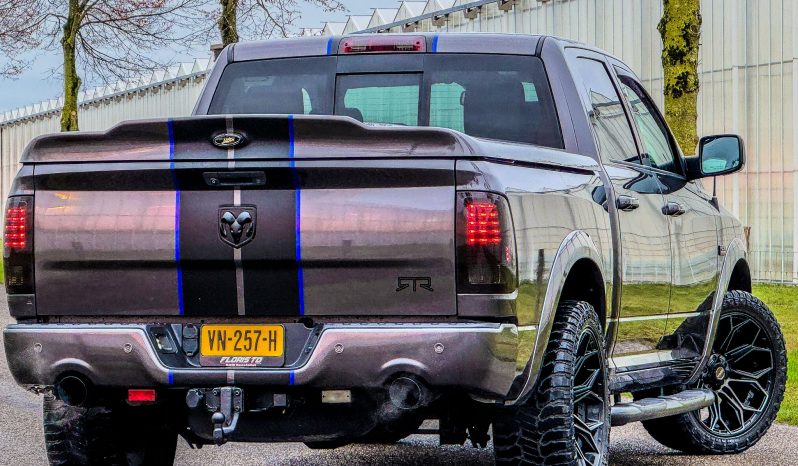 DODGE RAM 1500 5.7L HEMI 4X4 401PK V8 SPORT * FULL OPTION * PERFORMANCE HOOD * CUSTOM STRIPING * OPEN UITLAATSYSTEEM MET AFSTANDSB * AFSTAND START * 122 LITER LPG * CAMELEON VOORRAAM * TREKHAAK 3500 KG * LAGE BIJTELLING * vol