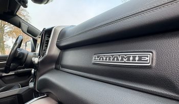 DODGE RAM 1500 5.7L HEMI V8 4X4 401PK * LARAMIE * SPORT * BLACK-OPPS * CRANITE CRYSTAL METALLIC * BOM VOL OPTIES * 22 INCH FUEL * 200 LITER LPG PRINS * PPF SMOKE VERLICHTING * 3500 KG TREKGEWICHT TREKHAAK * vol