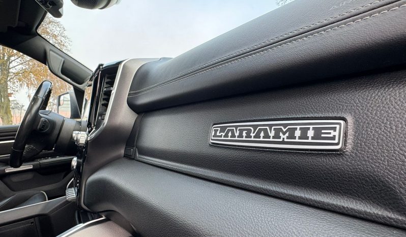 DODGE RAM 1500 5.7L HEMI V8 4X4 401PK * LARAMIE * SPORT * BLACK-OPPS * CRANITE CRYSTAL METALLIC * BOM VOL OPTIES * 22 INCH FUEL * 200 LITER LPG PRINS * PPF SMOKE VERLICHTING * 3500 KG TREKGEWICHT TREKHAAK * vol