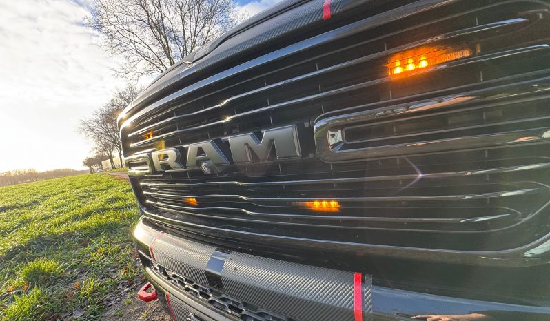 DODGE RAM 1500 5.7L HEMI 4X4 401PK V8 * SPORT * WIDE BODY * 22 INCH FUEL * MICKEY THOMPSON * TREINHOORN * ELEKTRISCHE TREEPLANKEN * CUSTOM CARBON STRIPING * MORIMOTO KOPLAMPEN *  B – E COMBINATIE * FIFTH WHEEL * GROOT SCHERM * KLEPPENDEMPER MET AFSTANDSBEDIENING * BOM VOL * vol