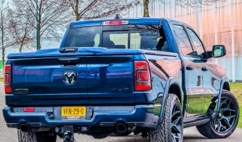 DODGE RAM 1500 5.7L HEMI V8 4X4 * LONGHORN EDITION * BOM VOL * UNIEK * PRACHTIGE CONDITIE * PATRIOT BLUE METALLIC * NIEUWSTAAT * 22 INCH 4-PLAY BREEDSET * SPLIT TAILGATE * ELEKTRISCHE TREEPLANKEN * AFSTAND START * LUCHTVERING * GROOT SCHERM * 360 CAMERA * vol
