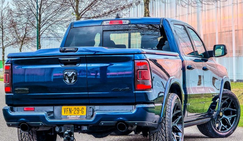 DODGE RAM 1500 5.7L HEMI V8 4X4 * LONGHORN EDITION * BOM VOL * UNIEK * PRACHTIGE CONDITIE * PATRIOT BLUE METALLIC * NIEUWSTAAT * 22 INCH 4-PLAY BREEDSET * SPLIT TAILGATE * ELEKTRISCHE TREEPLANKEN * AFSTAND START * LUCHTVERING * GROOT SCHERM * 360 CAMERA * vol