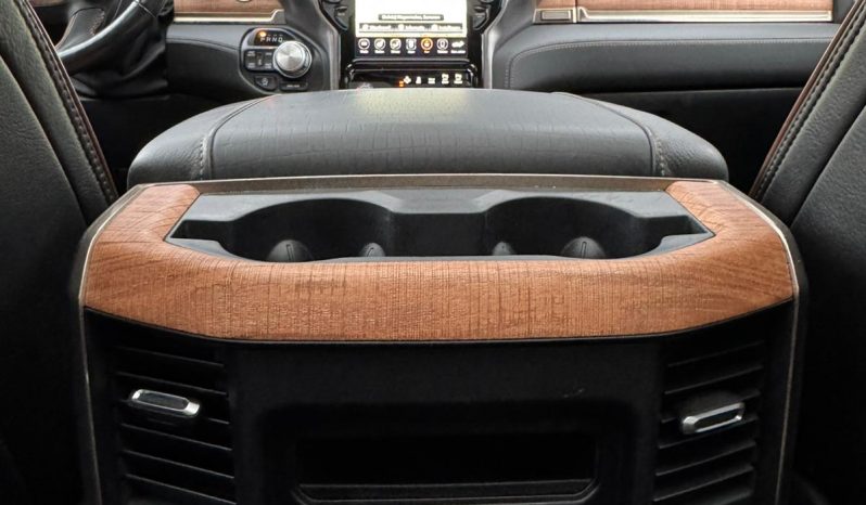 DODGE RAM 1500 5.7L HEMI V8 4X4 * LONGHORN EDITION * BOM VOL * UNIEK * PRACHTIGE CONDITIE * PATRIOT BLUE METALLIC * NIEUWSTAAT * 22 INCH 4-PLAY BREEDSET * SPLIT TAILGATE * ELEKTRISCHE TREEPLANKEN * AFSTAND START * LUCHTVERING * GROOT SCHERM * 360 CAMERA * vol