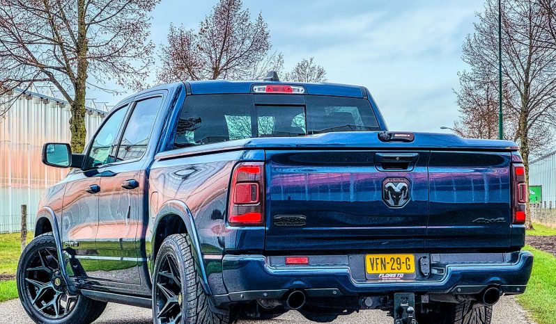DODGE RAM 1500 5.7L HEMI V8 4X4 * LONGHORN EDITION * BOM VOL * UNIEK * PRACHTIGE CONDITIE * PATRIOT BLUE METALLIC * NIEUWSTAAT * 22 INCH 4-PLAY BREEDSET * SPLIT TAILGATE * ELEKTRISCHE TREEPLANKEN * AFSTAND START * LUCHTVERING * GROOT SCHERM * 360 CAMERA * vol