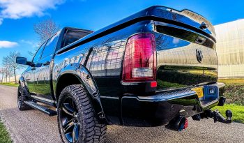DODGE RAM 1500 5.7L HEMI V8 4X4 * SPORT * WIDE BODY * BLACK-OPPS * BOM VOL * 20 INCH LICHTMETALEN SPORTVELGEN * OFF ROAD BANDEN * CUSTOM CARBON F1 PERFORMANCE STUUR * CARVEN UITLAATSYSTEEM * SUPER DIK GELUID * PERFORMANCE REMMEN * vol
