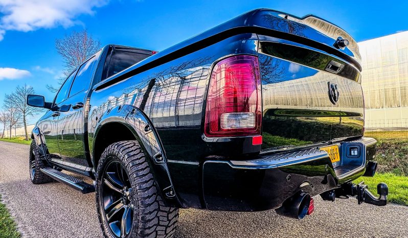 DODGE RAM 1500 5.7L HEMI V8 4X4 * SPORT * WIDE BODY * BLACK-OPPS * BOM VOL * 20 INCH LICHTMETALEN SPORTVELGEN * OFF ROAD BANDEN * CUSTOM CARBON F1 PERFORMANCE STUUR * CARVEN UITLAATSYSTEEM * SUPER DIK GELUID * PERFORMANCE REMMEN * vol