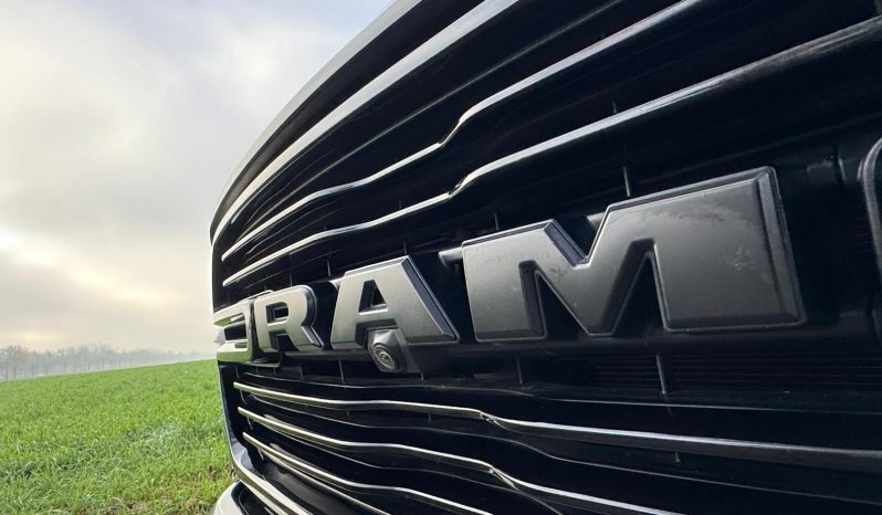 DODGE RAM 1500 5.7L HEMI V8 4X4 401PK * LARAMIE * SPORT * BLACK-OPPS * CRANITE CRYSTAL METALLIC * BOM VOL OPTIES * 22 INCH FUEL * 200 LITER LPG PRINS * PPF SMOKE VERLICHTING * 3500 KG TREKGEWICHT TREKHAAK * vol