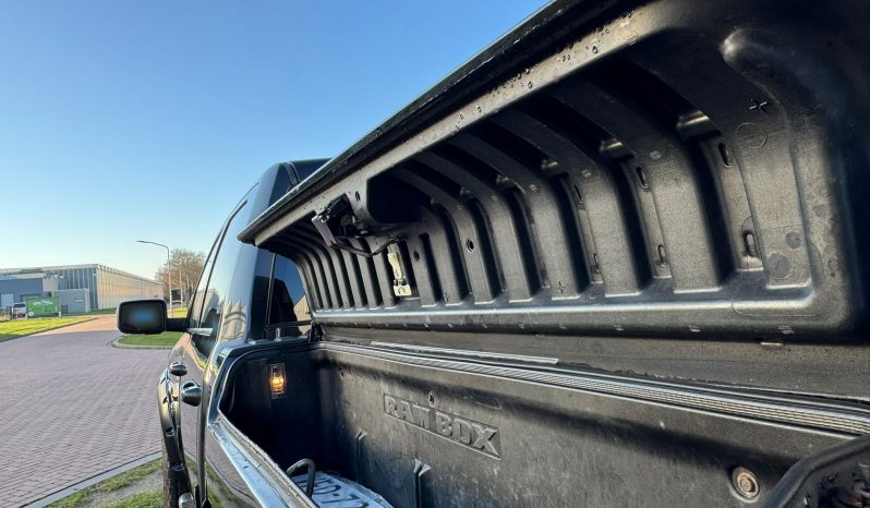 DODGE RAM 1500 5.7L HEMI V8 400 PK 4X4 * LARAMIE * YOUNGTIMER * RAMBOXEN * INRUIL AANBIEDING * BREEDSET 20 INCH LICHTMETALEN SPORTVELGEN * BUSHWACKER SPATBORD VERBREDERS * vol