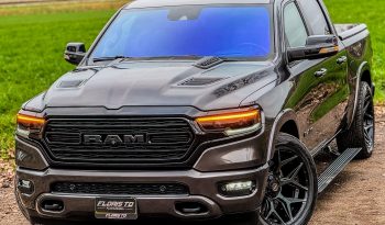 DODGE RAM 1500 5.7L HEMI 4X4 401PK V8 * LIMITED EDITION * PRACHTIGE KLEUR COMBINATIE * FULL OPTION * SPLIT TAILGATE * 122 LITER PRINS LPG * 22 INCH 4 – PLAY * BLACK-OPPS UITVOERING * DIGITALE CAMERA SPIEGEL * HEAD – UP DISPLAY * SUPER DIKKE PICK-UP * vol