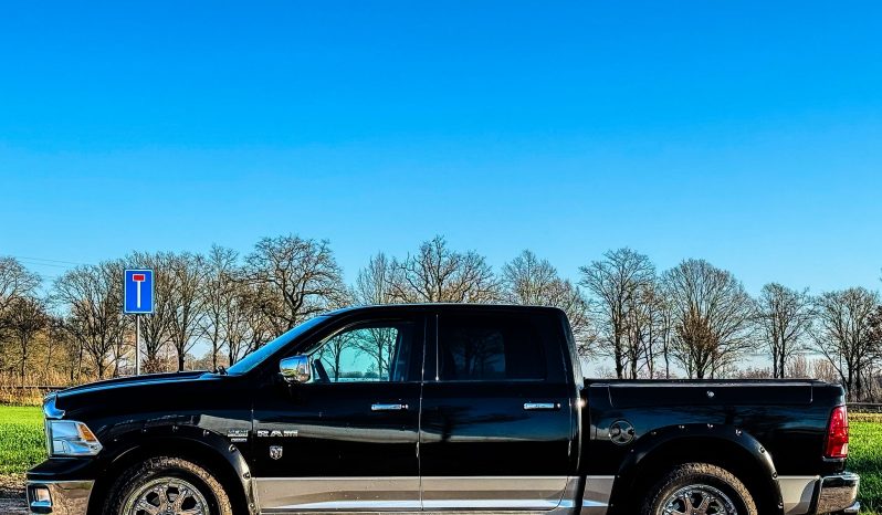 DODGE RAM 1500 5.7L HEMI V8 400 PK 4X4 * LARAMIE * YOUNGTIMER * RAMBOXEN * INRUIL AANBIEDING * BREEDSET 20 INCH LICHTMETALEN SPORTVELGEN * BUSHWACKER SPATBORD VERBREDERS * vol