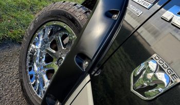 DODGE RAM 1500 5.7L HEMI V8 400 PK 4X4 * LARAMIE * YOUNGTIMER * RAMBOXEN * INRUIL AANBIEDING * BREEDSET 20 INCH LICHTMETALEN SPORTVELGEN * BUSHWACKER SPATBORD VERBREDERS * vol