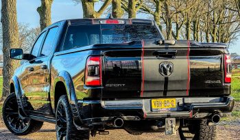 DODGE RAM 1500 5.7L HEMI 4X4 401PK V8 * SPORT * WIDE BODY * 22 INCH FUEL * MICKEY THOMPSON * TREINHOORN * ELEKTRISCHE TREEPLANKEN * CUSTOM CARBON STRIPING * MORIMOTO KOPLAMPEN *  B – E COMBINATIE * FIFTH WHEEL * GROOT SCHERM * KLEPPENDEMPER MET AFSTANDSBEDIENING * BOM VOL * vol