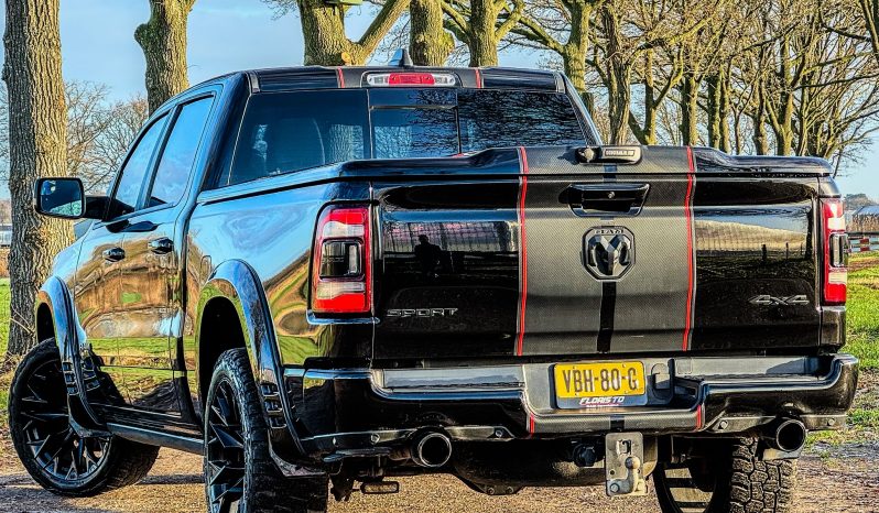 DODGE RAM 1500 5.7L HEMI 4X4 401PK V8 * SPORT * WIDE BODY * 22 INCH FUEL * MICKEY THOMPSON * TREINHOORN * ELEKTRISCHE TREEPLANKEN * CUSTOM CARBON STRIPING * MORIMOTO KOPLAMPEN *  B – E COMBINATIE * FIFTH WHEEL * GROOT SCHERM * KLEPPENDEMPER MET AFSTANDSBEDIENING * BOM VOL * vol