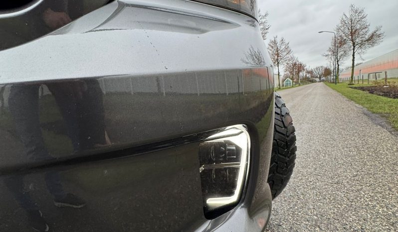 DODGE RAM 1500 5.7L HEMI 4X4 401PK V8 SPORT * FULL OPTION * PERFORMANCE HOOD * CUSTOM STRIPING * OPEN UITLAATSYSTEEM MET AFSTANDSB * AFSTAND START * 122 LITER LPG * CAMELEON VOORRAAM * TREKHAAK 3500 KG * LAGE BIJTELLING * vol