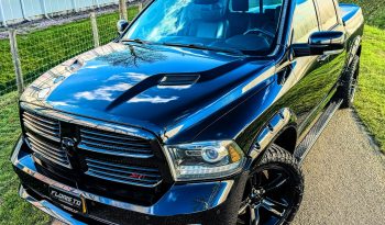 DODGE RAM 1500 5.7L HEMI V8 4X4 * SPORT * WIDE BODY * BLACK-OPPS * BOM VOL * 20 INCH LICHTMETALEN SPORTVELGEN * OFF ROAD BANDEN * CUSTOM CARBON F1 PERFORMANCE STUUR * CARVEN UITLAATSYSTEEM * SUPER DIK GELUID * PERFORMANCE REMMEN * vol