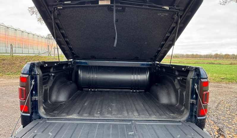 DODGE RAM 1500 5.7L HEMI V8 4X4 * LONGHORN EDITION * BOM VOL * UNIEK * PRACHTIGE CONDITIE * PATRIOT BLUE METALLIC * NIEUWSTAAT * 22 INCH 4-PLAY BREEDSET * SPLIT TAILGATE * ELEKTRISCHE TREEPLANKEN * AFSTAND START * LUCHTVERING * GROOT SCHERM * 360 CAMERA * vol