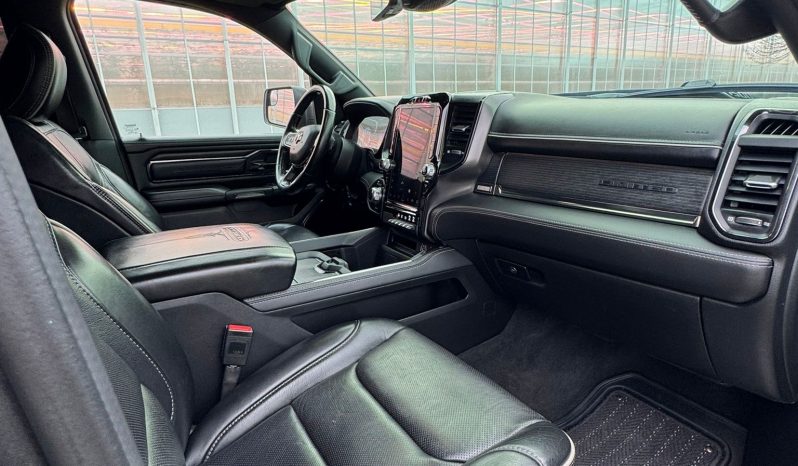 DODGE RAM 1500 5.7L HEMI 4X4 401PK V8 * LIMITED EDITION * PRACHTIGE KLEUR COMBINATIE * FULL OPTION * SPLIT TAILGATE * 122 LITER PRINS LPG * 22 INCH 4 – PLAY * BLACK-OPPS UITVOERING * DIGITALE CAMERA SPIEGEL * HEAD – UP DISPLAY * SUPER DIKKE PICK-UP * vol