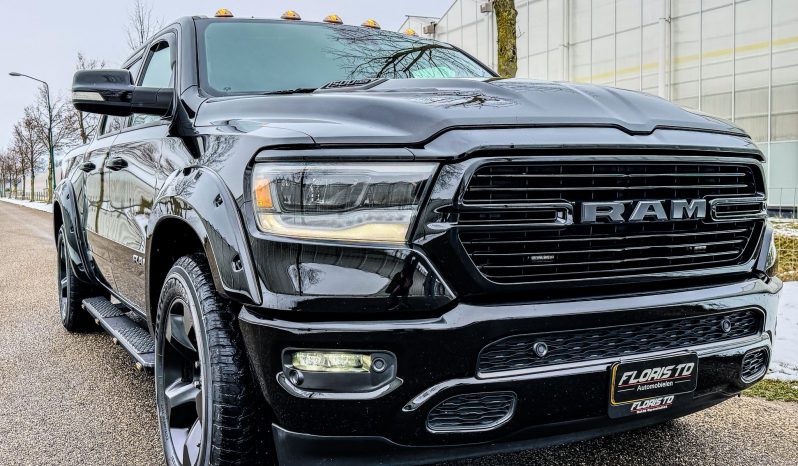 DODGE RAM 1500 5.7L V8 HEMI 4X4 401PK * SPORT * BLACK-OPPS * WIDE BODY * OPEN UITLAAT SYSTEEM MET AFSTANDB * 2E EIGENAAR * TOP LIGHTS * AFSTAND START * BACKFLIP * LPG PRINS INBOUW * GETINTE RUITEN * vol