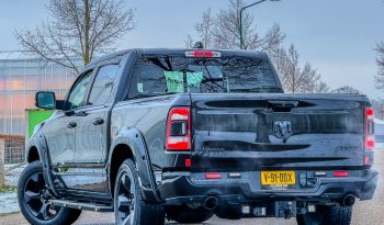 DODGE RAM 1500 5.7L V8 HEMI 4X4 401PK * SPORT * BLACK-OPPS * WIDE BODY * OPEN UITLAAT SYSTEEM MET AFSTANDB * 2E EIGENAAR * TOP LIGHTS * AFSTAND START * BACKFLIP * LPG PRINS INBOUW * GETINTE RUITEN * vol