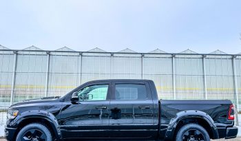 DODGE RAM 1500 5.7L V8 HEMI 4X4 401PK * SPORT * BLACK-OPPS * WIDE BODY * OPEN UITLAAT SYSTEEM MET AFSTANDB * 2E EIGENAAR * TOP LIGHTS * AFSTAND START * BACKFLIP * LPG PRINS INBOUW * GETINTE RUITEN * vol