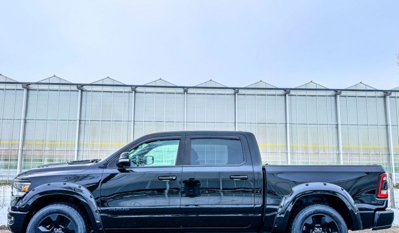 DODGE RAM 1500 5.7L V8 HEMI 4X4 401PK * SPORT * BLACK-OPPS * WIDE BODY * OPEN UITLAAT SYSTEEM MET AFSTANDB * 2E EIGENAAR * TOP LIGHTS * AFSTAND START * BACKFLIP * LPG PRINS INBOUW * GETINTE RUITEN * vol