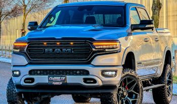 DODGE RAM 1500 5.7L HEMI 4X4 401PK * LIMITED EDITION * BOM VOL * VERHOOGD * VERBREED * 22 INCH 4 – PLAY SPORTVELGEN * MICKEY THOMPSON BANDEN * 5 INCH VERHOOGD * PPF SMOKE VERLICHTING ROND OM * PRACHTIGE KLEUR * U.S LIGHTS * BLACK-OPPS UITVOERING * vol