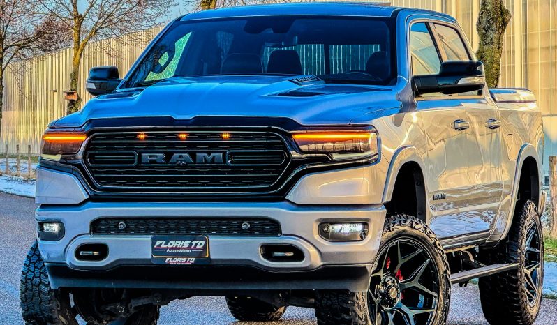 DODGE RAM 1500 5.7L HEMI 4X4 401PK * LIMITED EDITION * BOM VOL * VERHOOGD * VERBREED * 22 INCH 4 – PLAY SPORTVELGEN * MICKEY THOMPSON BANDEN * 5 INCH VERHOOGD * PPF SMOKE VERLICHTING ROND OM * PRACHTIGE KLEUR * U.S LIGHTS * BLACK-OPPS UITVOERING * vol