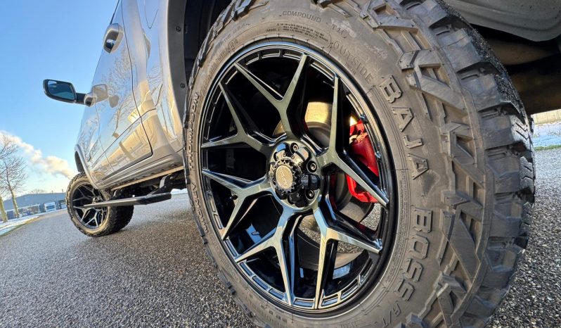 DODGE RAM 1500 5.7L HEMI 4X4 401PK * LIMITED EDITION * BOM VOL * VERHOOGD * VERBREED * 22 INCH 4 – PLAY SPORTVELGEN * MICKEY THOMPSON BANDEN * 5 INCH VERHOOGD * PPF SMOKE VERLICHTING ROND OM * PRACHTIGE KLEUR * U.S LIGHTS * BLACK-OPPS UITVOERING * vol