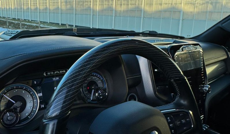 DODGE RAM 1500 5.7L HEMI 4X4 401PK * LIMITED EDITION * BOM VOL * VERHOOGD * VERBREED * 22 INCH 4 – PLAY SPORTVELGEN * MICKEY THOMPSON BANDEN * 5 INCH VERHOOGD * PPF SMOKE VERLICHTING ROND OM * PRACHTIGE KLEUR * U.S LIGHTS * BLACK-OPPS UITVOERING * vol