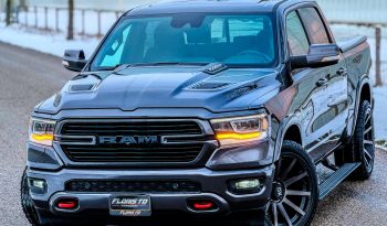 DODGE RAM 1500 5.7L HEMI V8 4X4 401PK * LARAMIE * FULL OPTION * 22 INCH XD SPORTVELGEN * GROOT BEELDSCHERM * 360 CAMERA * ADAPTIVE CRUISE CONTROLE * LUCHTVERING * AFSTAND START * STOELVERWARMING * STUURVERWARMING * vol