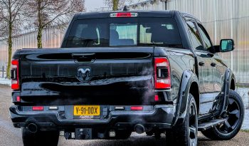 DODGE RAM 1500 5.7L V8 HEMI 4X4 401PK * SPORT * BLACK-OPPS * WIDE BODY * OPEN UITLAAT SYSTEEM MET AFSTANDB * 2E EIGENAAR * TOP LIGHTS * AFSTAND START * BACKFLIP * LPG PRINS INBOUW * GETINTE RUITEN * vol