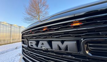 DODGE RAM 1500 5.7L HEMI 4X4 401PK * LIMITED EDITION * BOM VOL * VERHOOGD * VERBREED * 22 INCH 4 – PLAY SPORTVELGEN * MICKEY THOMPSON BANDEN * 5 INCH VERHOOGD * PPF SMOKE VERLICHTING ROND OM * PRACHTIGE KLEUR * U.S LIGHTS * BLACK-OPPS UITVOERING * vol