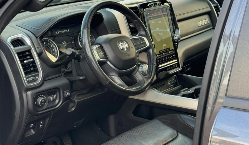 DODGE RAM 1500 5.7L HEMI V8 4X4 401PK * LARAMIE * FULL OPTION * 22 INCH XD SPORTVELGEN * GROOT BEELDSCHERM * 360 CAMERA * ADAPTIVE CRUISE CONTROLE * LUCHTVERING * AFSTAND START * STOELVERWARMING * STUURVERWARMING * vol