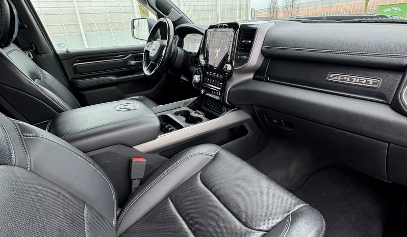 DODGE RAM 1500 5.7L V8 HEMI 4X4 401PK * SPORT * BLACK-OPPS * WIDE BODY * OPEN UITLAAT SYSTEEM MET AFSTANDB * 2E EIGENAAR * TOP LIGHTS * AFSTAND START * BACKFLIP * LPG PRINS INBOUW * GETINTE RUITEN * vol