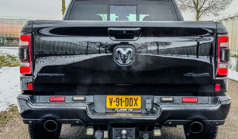 DODGE RAM 1500 5.7L V8 HEMI 4X4 401PK * SPORT * BLACK-OPPS * WIDE BODY * OPEN UITLAAT SYSTEEM MET AFSTANDB * 2E EIGENAAR * TOP LIGHTS * AFSTAND START * BACKFLIP * LPG PRINS INBOUW * GETINTE RUITEN * vol