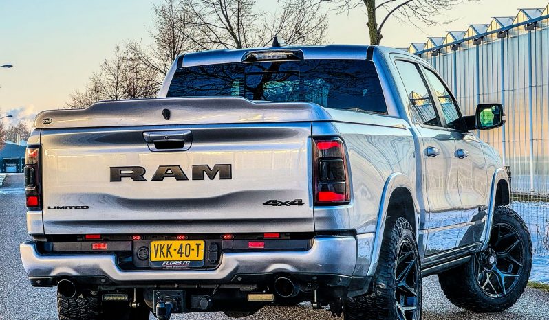 DODGE RAM 1500 5.7L HEMI 4X4 401PK * LIMITED EDITION * BOM VOL * VERHOOGD * VERBREED * 22 INCH 4 – PLAY SPORTVELGEN * MICKEY THOMPSON BANDEN * 5 INCH VERHOOGD * PPF SMOKE VERLICHTING ROND OM * PRACHTIGE KLEUR * U.S LIGHTS * BLACK-OPPS UITVOERING * vol