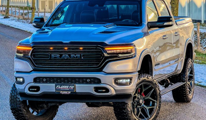 DODGE RAM 1500 5.7L HEMI 4X4 401PK * LIMITED EDITION * BOM VOL * VERHOOGD * VERBREED * 22 INCH 4 – PLAY SPORTVELGEN * MICKEY THOMPSON BANDEN * 5 INCH VERHOOGD * PPF SMOKE VERLICHTING ROND OM * PRACHTIGE KLEUR * U.S LIGHTS * BLACK-OPPS UITVOERING * vol