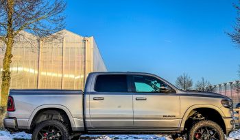 DODGE RAM 1500 5.7L HEMI 4X4 401PK * LIMITED EDITION * BOM VOL * VERHOOGD * VERBREED * 22 INCH 4 – PLAY SPORTVELGEN * MICKEY THOMPSON BANDEN * 5 INCH VERHOOGD * PPF SMOKE VERLICHTING ROND OM * PRACHTIGE KLEUR * U.S LIGHTS * BLACK-OPPS UITVOERING * vol