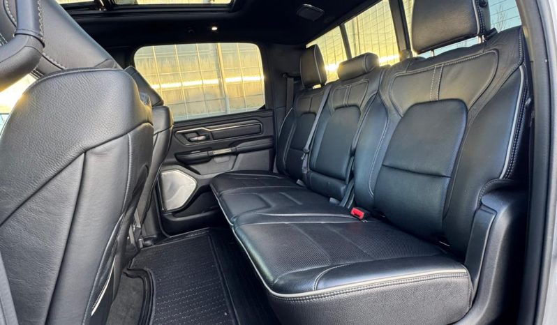 DODGE RAM 1500 5.7L HEMI 4X4 401PK * LIMITED EDITION * BOM VOL * VERHOOGD * VERBREED * 22 INCH 4 – PLAY SPORTVELGEN * MICKEY THOMPSON BANDEN * 5 INCH VERHOOGD * PPF SMOKE VERLICHTING ROND OM * PRACHTIGE KLEUR * U.S LIGHTS * BLACK-OPPS UITVOERING * vol