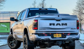 DODGE RAM 1500 5.7L HEMI 4X4 401PK * LIMITED EDITION * BOM VOL * VERHOOGD * VERBREED * 22 INCH 4 – PLAY SPORTVELGEN * MICKEY THOMPSON BANDEN * 5 INCH VERHOOGD * PPF SMOKE VERLICHTING ROND OM * PRACHTIGE KLEUR * U.S LIGHTS * BLACK-OPPS UITVOERING * vol