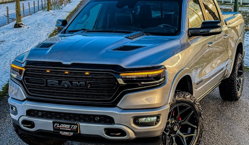 DODGE RAM 1500 5.7L HEMI 4X4 401PK * LIMITED EDITION * BOM VOL * VERHOOGD * VERBREED * 22 INCH 4 – PLAY SPORTVELGEN * MICKEY THOMPSON BANDEN * 5 INCH VERHOOGD * PPF SMOKE VERLICHTING ROND OM * PRACHTIGE KLEUR * U.S LIGHTS * BLACK-OPPS UITVOERING * vol