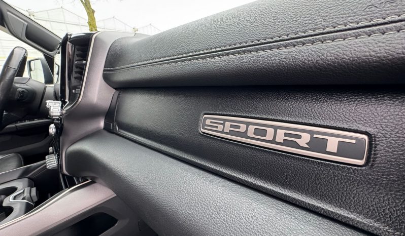 DODGE RAM 1500 5.7L V8 HEMI 4X4 401PK * SPORT * BLACK-OPPS * WIDE BODY * OPEN UITLAAT SYSTEEM MET AFSTANDB * 2E EIGENAAR * TOP LIGHTS * AFSTAND START * BACKFLIP * LPG PRINS INBOUW * GETINTE RUITEN * vol