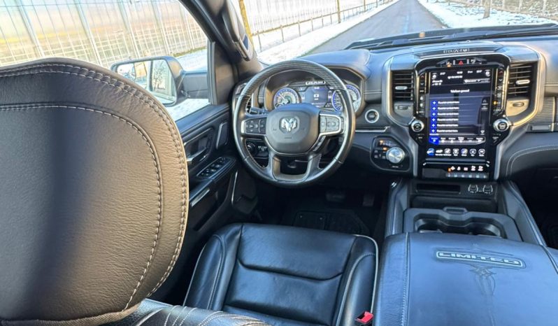 DODGE RAM 1500 5.7L HEMI 4X4 401PK * LIMITED EDITION * BOM VOL * VERHOOGD * VERBREED * 22 INCH 4 – PLAY SPORTVELGEN * MICKEY THOMPSON BANDEN * 5 INCH VERHOOGD * PPF SMOKE VERLICHTING ROND OM * PRACHTIGE KLEUR * U.S LIGHTS * BLACK-OPPS UITVOERING * vol
